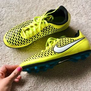 NIKE SOCCER SNEAKERS